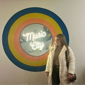 Meet your Posher, Val